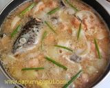 Foto langkah ke 6 dari resep Salmon (Sop Kepala Ikan Salmon).