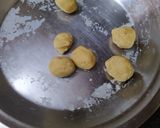 A picture of step 4 of Wheat Mathri.
