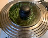 A picture of step 2 of Pan-Steam-Fried Green Beans.