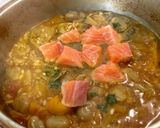 Foto del paso 5 de la receta Arroz caldoso con alcachofas, habas y salmón