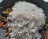 Foto del paso 5 de la receta: Fideos de arroz con pollo y verduras