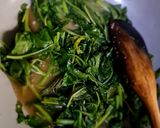 Foto langkah ke 2 dari resep Tumis Bayam Bawang Putih.