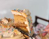 Foto del paso 38 de la receta: Memory Cake de Vainilla, Dulce de Leche y Buttercream de Chocolate Blanco (Torta de cumpleaños)