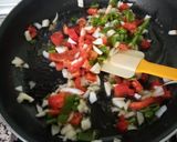 Foto del paso 2 de la receta: Bacalao con tomate pimientos y almejas