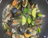 Foto del paso 4 de la receta Mejillones con leche de coco, lima, curry y perejil