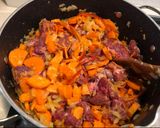Foto del paso 4 de la receta: Carne guisada con zanahorias