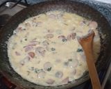 Foto del paso 2 de la receta: Fritas con salsa de crema de verdeo y salchichas