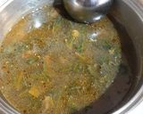Foto del paso 3 de la receta: Sopa de hojas verdes con gambas y salsa de soja con miso rojo