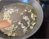 Foto del paso 1 de la receta: Fideuà de calamares con alioli de ajo negro