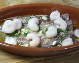 Foto del paso 1 de la receta: Estornino con gambas en ajada al horno