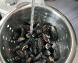 A picture of step 1 of Steamed lemon mussels.
