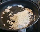 รูปขั้นตอนการทำที่ 2 ของ ข้าวผัดกระเทียมราดหมูสับกระเทียม