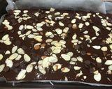 Foto langkah ke 3 dari resep Banana 🍌 Chocolate 🍫 Cake with Chocochips and almond slices.