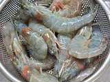 กุ้งผัดกระเทียมและเห็ดฟาง
