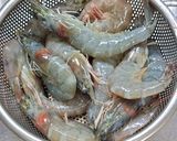 รูปขั้นตอนการทำที่ 1 ของ กุ้งผัดกระเทียมและเห็ดฟาง