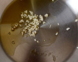 Foto del paso 2 de la receta: Pasta con espárragos, camarones y chícharos en una sola olla