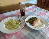 Foto del paso 3 de la receta: Salmón con espárragos trigueros, queso fresco y pepino