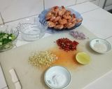 Foto langkah ke 1 dari resep Udang Asem Asem Sereh.