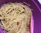 Foto langkah ke 2 dari resep Prawn Aglio Olio Angel Hair Pasta.