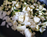 Foto del paso 2 de la receta: Timbal de verduras con patatas paja y huevo poche