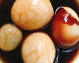 Hình bước làm 4 của món Chè Trứng Hồng Trà Vân Đá