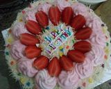 Foto langkah ke 11 dari resep Kue ulangtahun (base cake BF) topping stoberi + keju parut.
