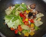รูปขั้นตอนการทำที่ 2 ของ ผัดผักรวมไก่