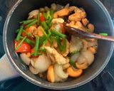 รูปขั้นตอนการทำที่ 4 ของ ไก่ผัดเม็ดมะม่วงหิมพานต์