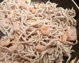 Foto del paso 5 de la receta: Revuelto de gulas y gambas