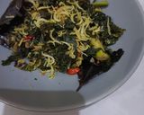 Foto langkah ke 5 dari resep Tumis Daun Singkong Pedas Ikan Teri.
