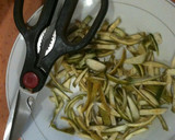 Foto del paso 1 de la receta: Piel de naranja confitada