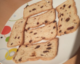 Foto del paso 2 de la receta: Tostas de pasas con paté y mermeladas