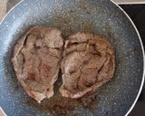 Foto del paso 2 de la receta: Ternera con queso de cabra y cebolla caramelizada