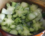 Foto del paso 1 de la receta Crema de brécol con jengibre, semillas de amapola y queso Pecorino