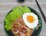 Hình bước làm 3 của món Mì gói xào bacon & trứng ốp la