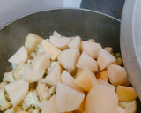 गोभी आलू की सूखी सब्जी (Gobi aloo ki sukhi sabzi recipe in Hindi) रेसिपी चरण 3 फोटो