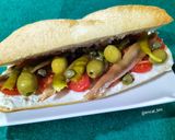 Foto del paso 5 de la receta: Bocadillo de anchoas con cherrys, mascarpone y encurtidos