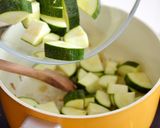 Tejszínes cukkinikrémleves recept csirkekockákkal recept fázis 2 fotója
