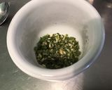 Une image de l'étape 2 de Sauce pour huîtres aux échalotes, herbes et deux vinaigres.