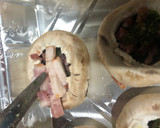 Foto del paso 3 de la receta: Champiñones rellenos de jamón y bacon con queso rallado