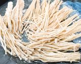 Foto langkah ke 2 dari resep Enoki goreng.