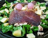 Foto del paso 5 de la receta: Ensalada de canónigos con atún, mojama y queso de tomates secos con aceitunas negras