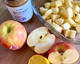 Une image de l'étape 1 de Cake aux pommes à la cannelle et à la purée de noisettes Omie, sans œufs et sans lactose.