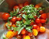 Foto del paso 1 de la receta: Ensalada de tomatitos variados y boconccini con jamón crujiente y sésamo negro