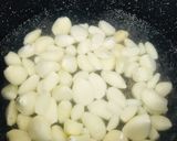 صورة لخطوة 1 من وصفة مخلل الثوم بزيت الزيتون 😋