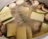 Hình bước làm 2 của món Canh Bí Ngòi Nấm Mỡ Nước Xương Gà