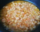A picture of step 3 of Garlic Shrimp with Paprika 🦐🌶️.