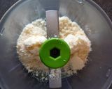 Une image de l'étape 1 de Pesto maison aux fanes d'oignons nouveaux.