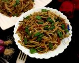 देसी फ्लेवर हक्का नूडल्स (desi flavour Hakka noodles recipe in Hindi) रेसिपी चरण 6 फोटो