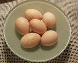 Foto del paso 1 de la receta: Huevos de gallinas silvestres, con ajos y prejil